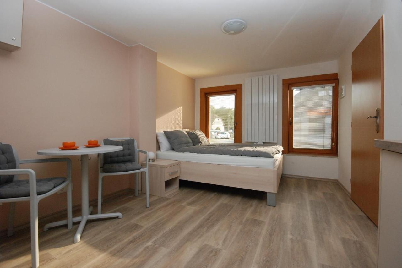 Apartman Mh Breclav Bagian luar foto